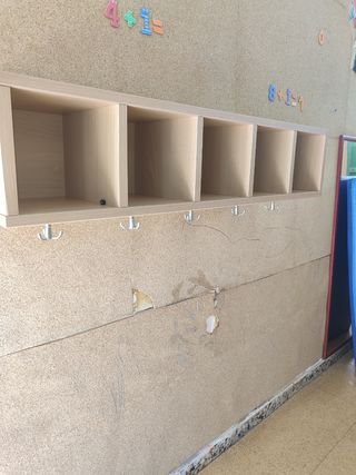 Estantería infantil con 5 cajones y 5 percheros