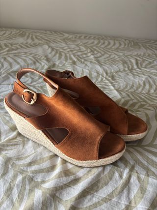 Sandalias cuña marrón