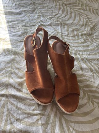Sandalias cuña marrón