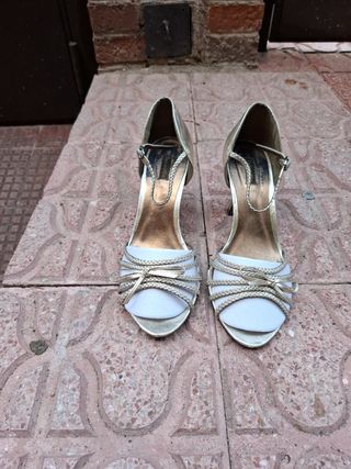 Sandalias vestir doradas. PIEL