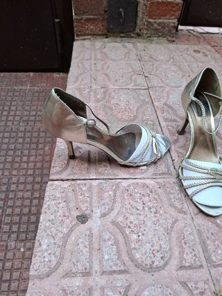 Sandalias vestir doradas. PIEL