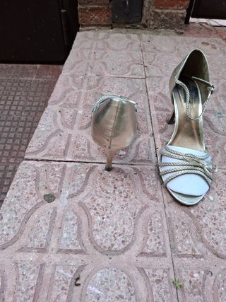Sandalias vestir doradas. PIEL
