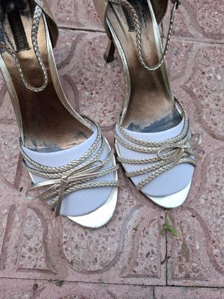 Sandalias vestir doradas. PIEL