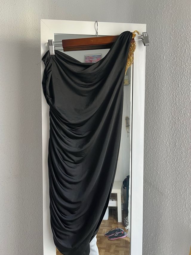 Vestido negro pedrería dorado