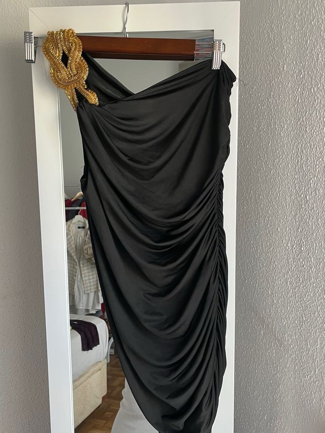 Vestido negro pedrería dorado