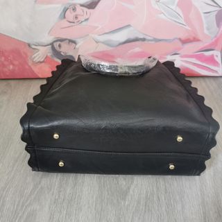 Bolso negro tipo cuero