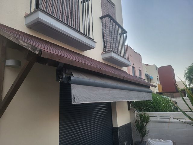 PÉRGOLA CON TOLDO MOTORIZADO