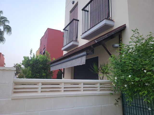 PÉRGOLA CON TOLDO MOTORIZADO