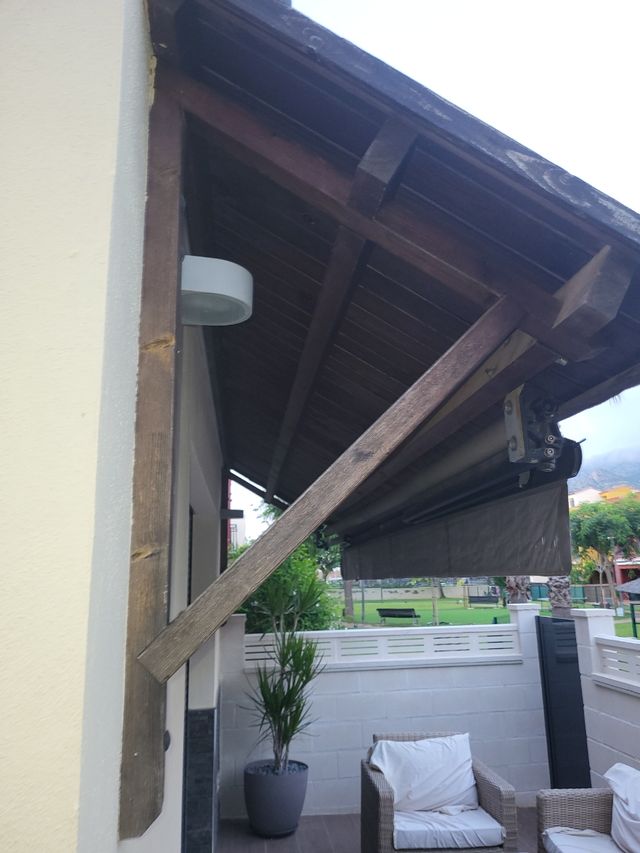 PÉRGOLA CON TOLDO MOTORIZADO