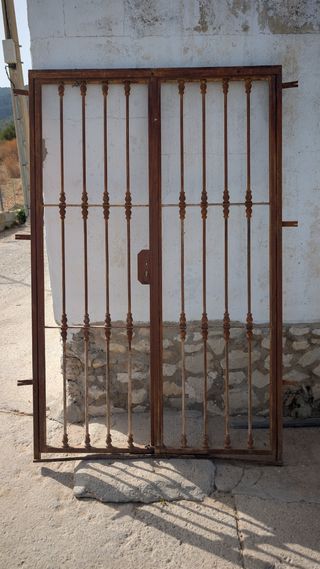 Puerta metalica antigua