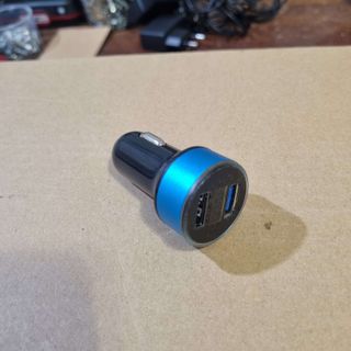 Caricabatterie auto doppio USB