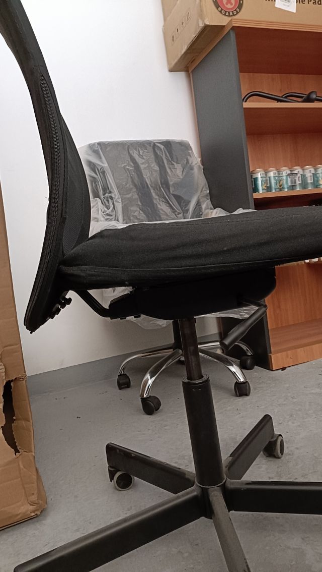 Silla oficina regulable y giratoria negra