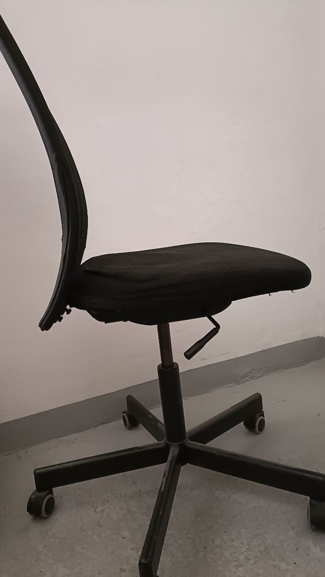 Silla oficina regulable y giratoria negra