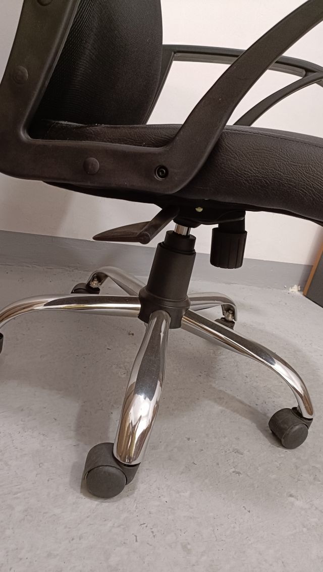 Silla oficina regulable y giratoria negra