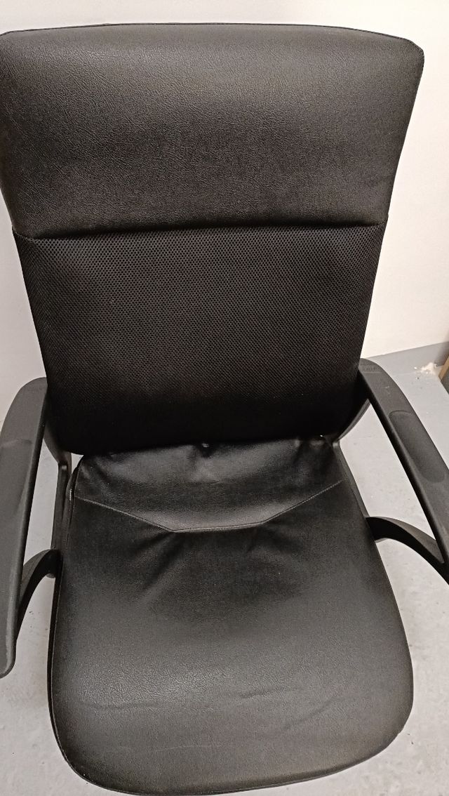 Silla oficina regulable y giratoria negra