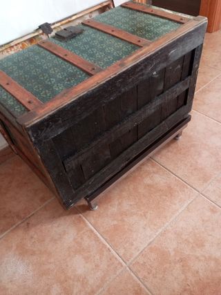 Baúl antiguo madera y metal