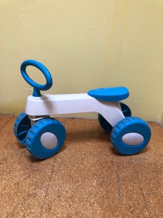 Correpasillos infantil azul y blanco.