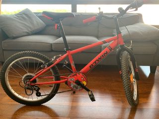 Bicicleta B'Twin Infantil 20" roja