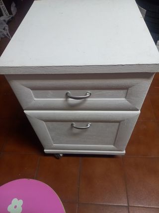 Cajonera blanca con ruedas de madera .