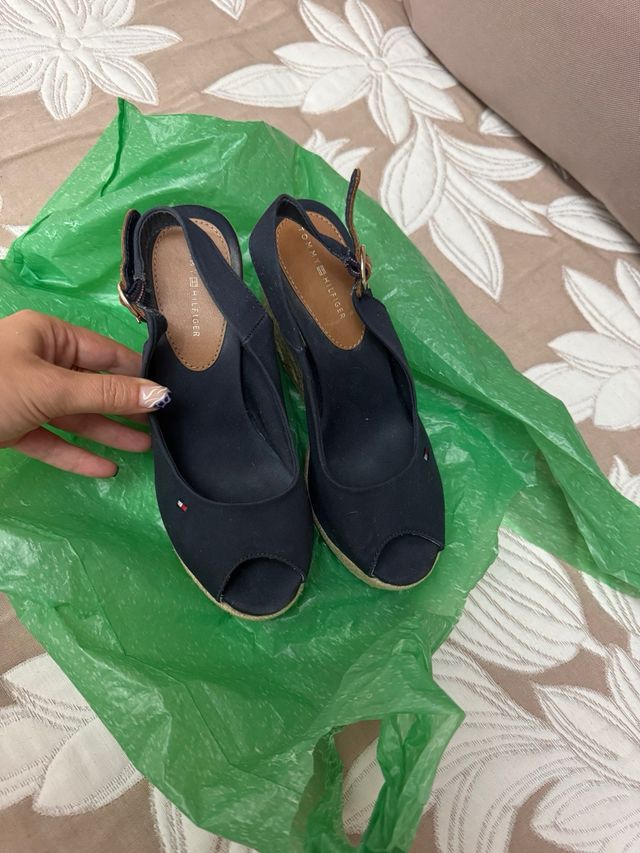 Cuñas Tommy Hilfiger negras nº35