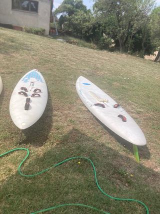 3 tavole da windsurf usate e 2 vele