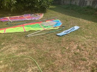 3 tavole da windsurf usate e 2 vele