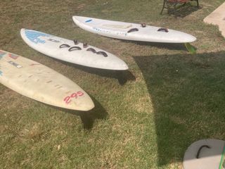 3 tavole da windsurf usate e 2 vele