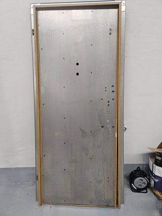 Puerta acorzada a estrenar