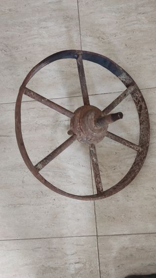 Rueda hierro carretilla antigua