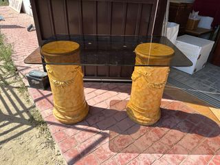 Tavolo in vetro beige con colonne