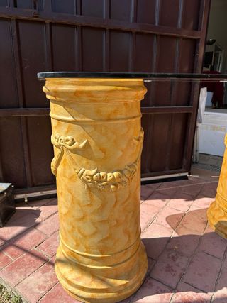 Tavolo in vetro beige con colonne