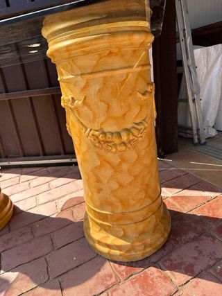 Tavolo in vetro beige con colonne