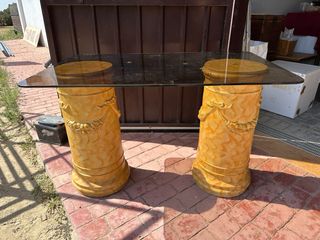 Tavolo in vetro beige con colonne