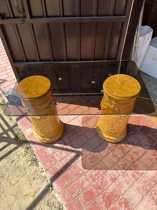 Tavolo in vetro beige con colonne