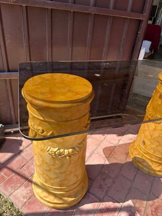 Tavolo in vetro beige con colonne