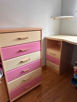 Muebles habitación infantil rosa y amarillo palo