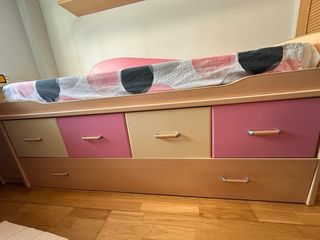 Muebles habitación infantil rosa y amarillo palo