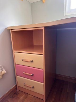 Muebles habitación infantil rosa y amarillo palo