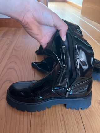 Botas altas negras efecto charol
