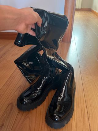 Botas altas negras efecto charol