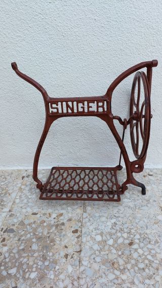 Antigua base Singer metalica