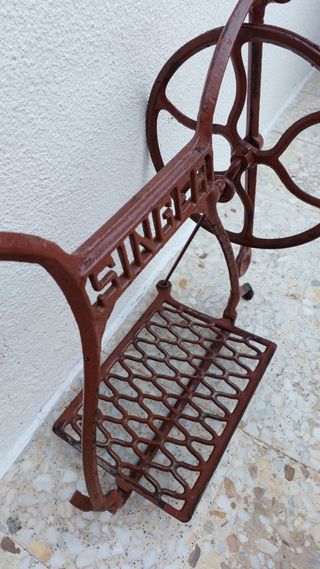 Antigua base Singer metalica
