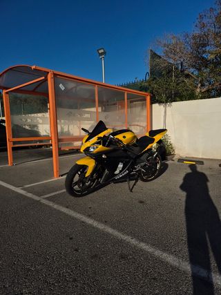 Yamaha YZF R125 amarilla