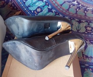 Zapatos tacón alto negros-dorados