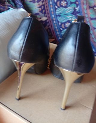 Zapatos tacón alto negros-dorados