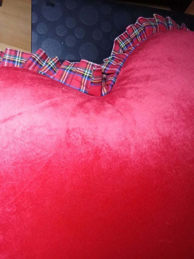 Cuscino cuore velluto rosso lavorato a mano