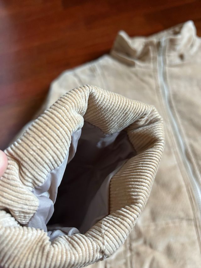 Abrigo acolchado camel midi con cremallera