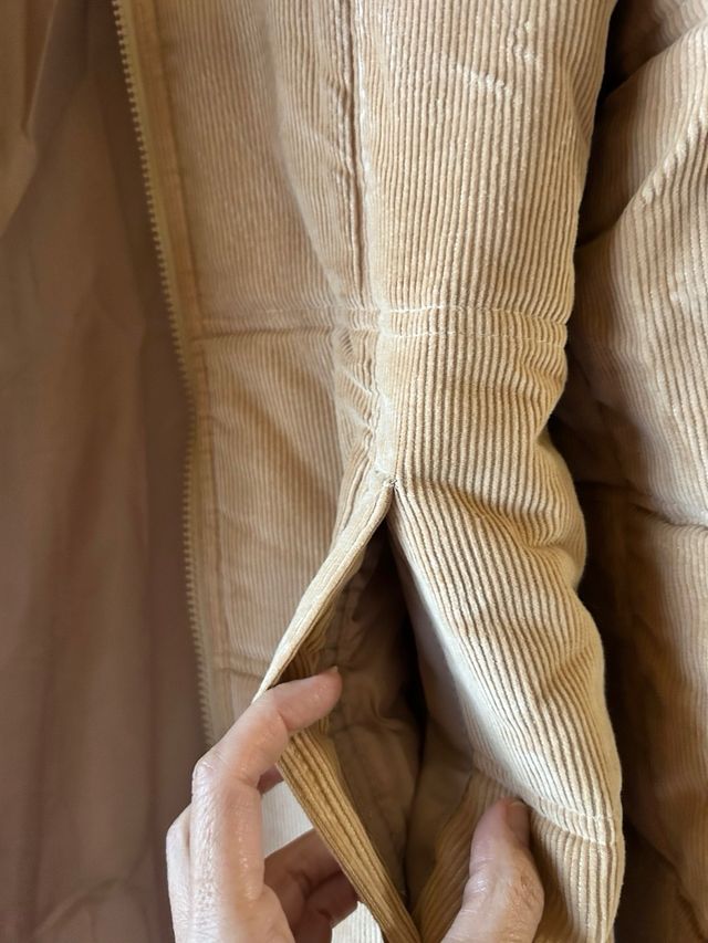 Abrigo acolchado camel midi con cremallera