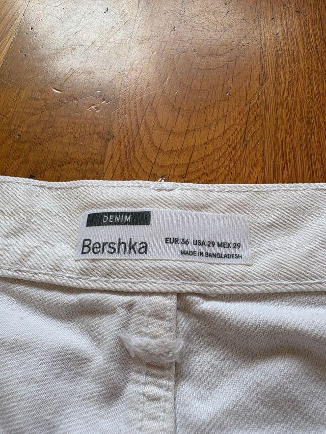 Shorts Bershka blancos rotos talla S