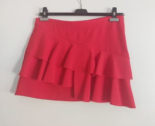 Falda roja con volantes en delantero..una sola pos